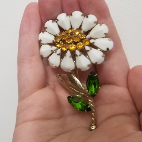 Vtg unsigned milk glass & rhinestone daisy brooch, should be Weiss - Picture 9 of 13